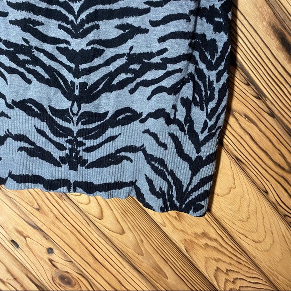 Le Chateau Grey Leopard Print Sweater Dress - Picture 2 of 6